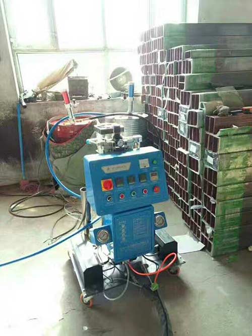 天津三相四線/380v聚氨酯發(fā)泡機設備廠商(圖2) 高壓聚氨酯發(fā)泡機施工案例