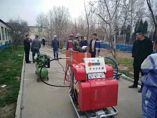 進口聚氨酯噴涂機加工廠家(圖1) 聚氨酯聚脲噴涂機施工拍攝