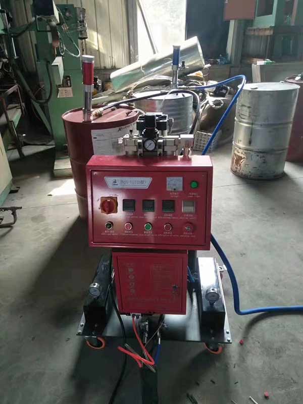 聚氨酯發(fā)泡機原料輸出量可以提高到多少公斤?(圖1) 不銹鋼保溫桶聚氨酯發(fā)泡機施工